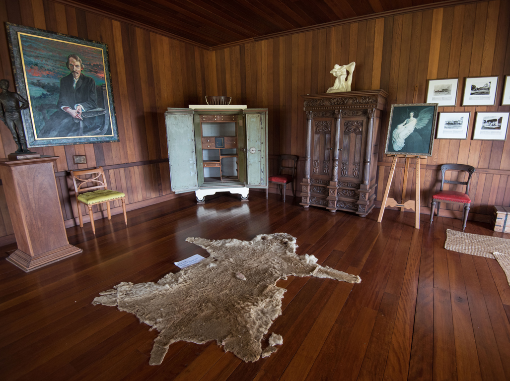 屋敷には実際に使用された様々な調度品やスティーブンソンの肖像画などが陳列されています
