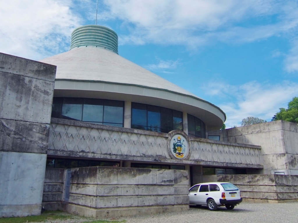 小高い丘に建つソロモン諸島の国会議事堂、シンプルなつくりで控えめなサイズ