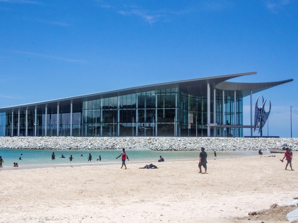 ダウンタウンの海辺エラビーチに建つ通称APECハウス、2018年APECで首脳会談が行われた建物です。そして周りのビーチは市民憩いの場となっています