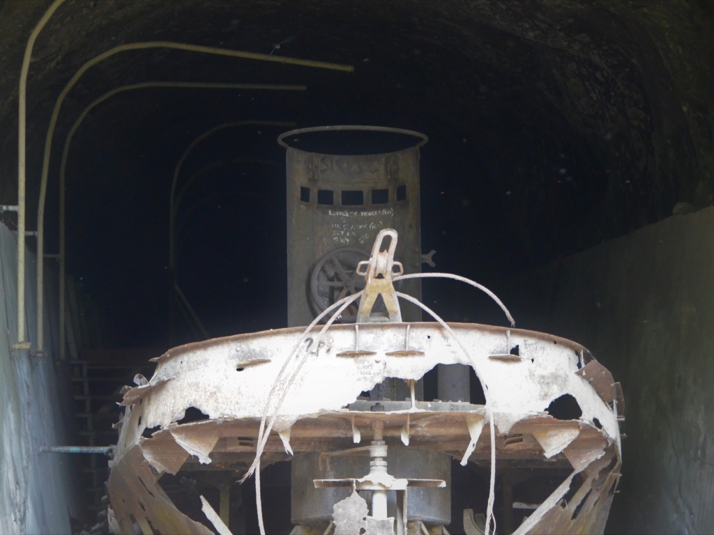ココポとラバウルの間の道沿いにあるジャパニーズバージトンネル（大発洞窟）、大発とは船から荷物を陸揚げする小型艇（はしけ）で、ここはトンネル格納庫、コンクリートにおおわれたトンネルにはしけが縦に並んで格納されています