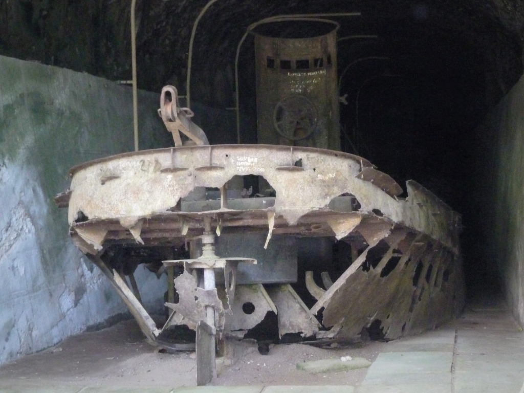ココポとラバウルの間にあるジャパニーズバージトンネル（大発洞窟）は船から荷物を陸揚げする小型艇（はしけ）のトンネル格納庫、コンクリートにおおわれたトンネルにはしけが縦に並んで格納されています