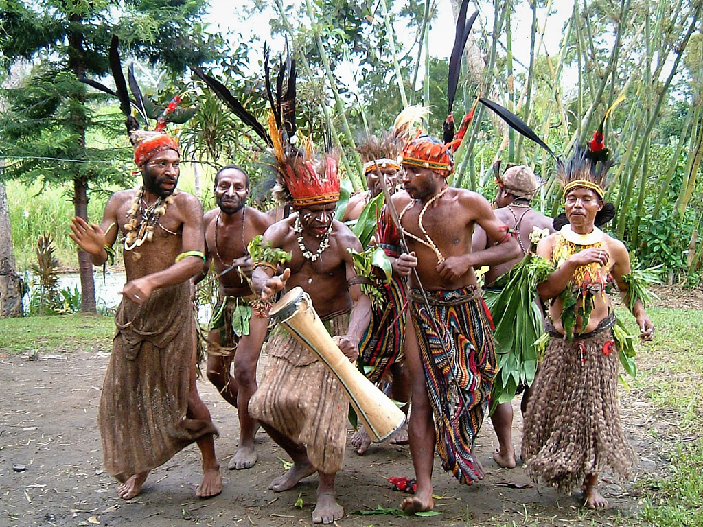 チンブー地方に伝わる様々な伝統風習を見て体験していただけるユニークなツアー。チンブー地方は、パプアニューギニア最高峰ウィルヘルム山の南に位置する山岳地帯です。ニューギニア高地の村での生活について知りたい方は必見！