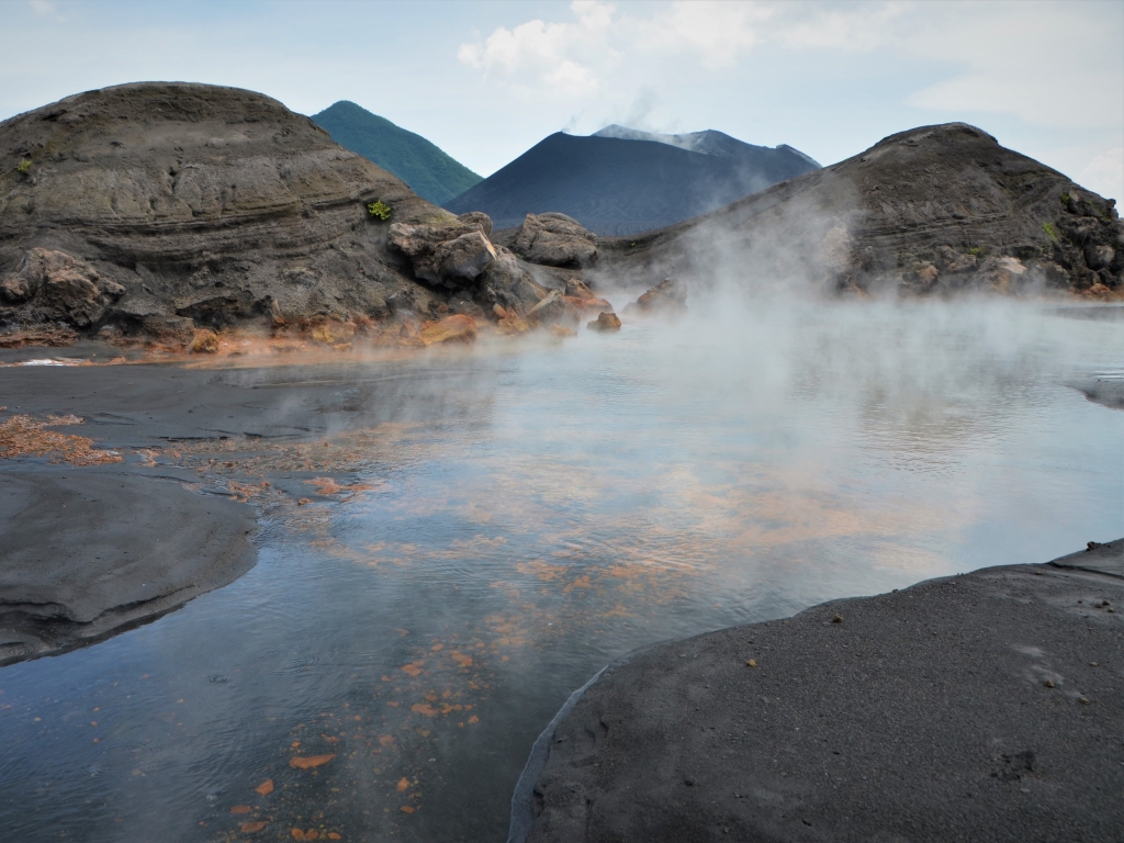 1994年大噴火を起こしたタブルブル山は今でも時折噴煙を上げ、周辺には熱い温泉が湧き出て、多量の蒸気が上がり、幻想的な情景を生み出しています