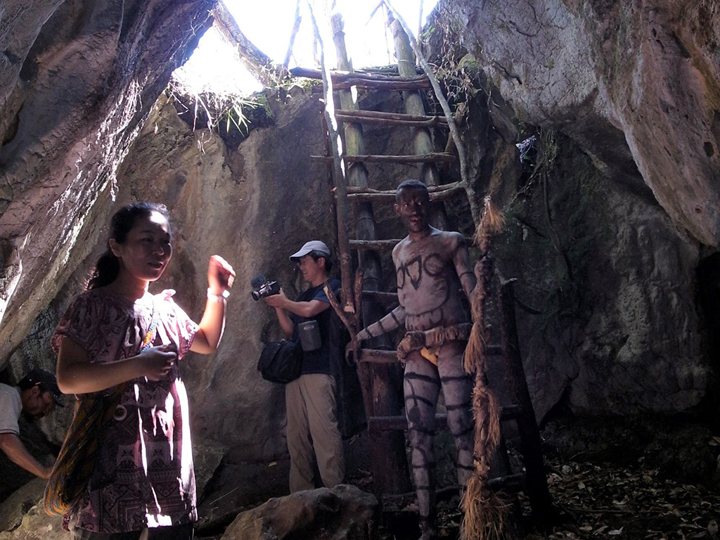 この洞窟で、その昔村人が死体を切り裂いて食べる儀式を行っていました