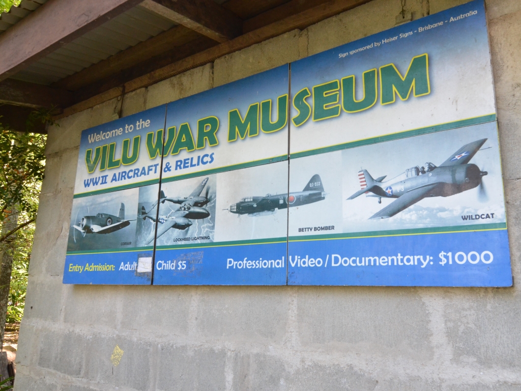 ビル戦争博物館では屋外に旧日本軍と連合軍の大砲や航空機の残骸などが並べられています