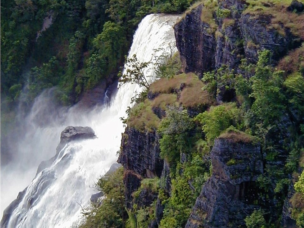 ロウナ大滝は豊かな水量を誇るPNG随一の滝、とても迫力のある景色です
