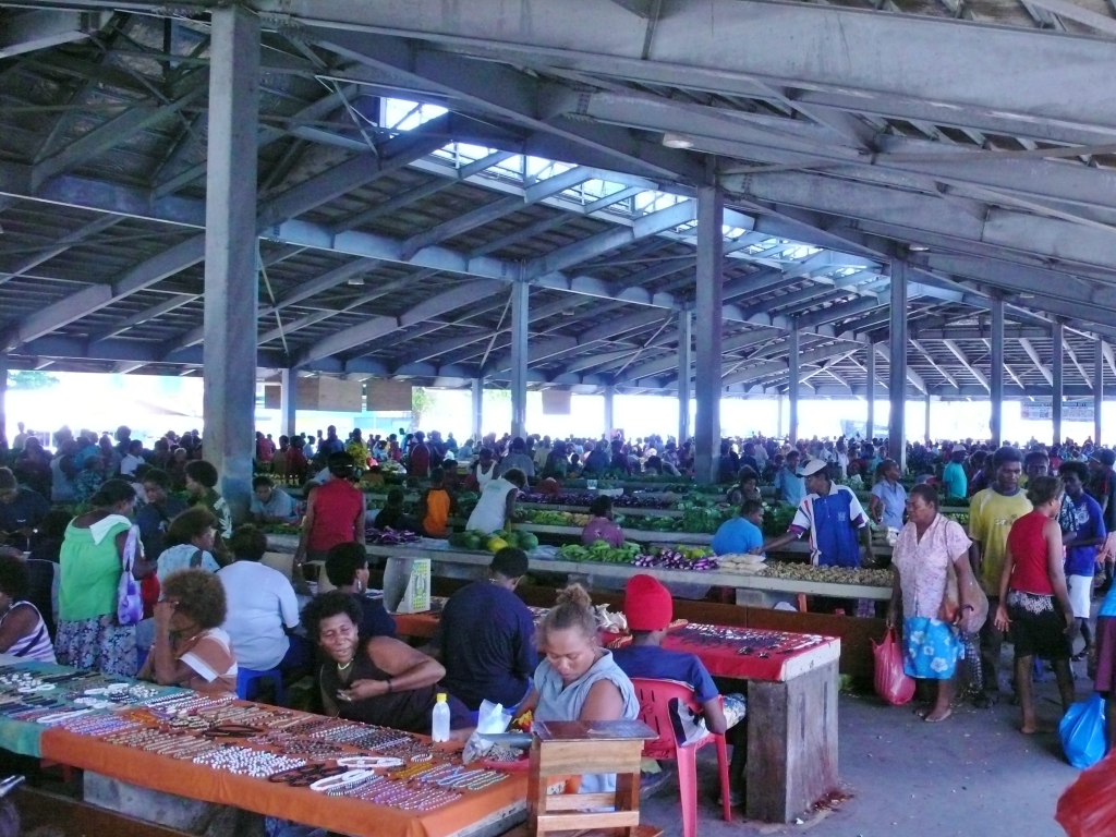 活気あふれるホニアラの中央市場、鮮魚から日用品まで何でもそろっています