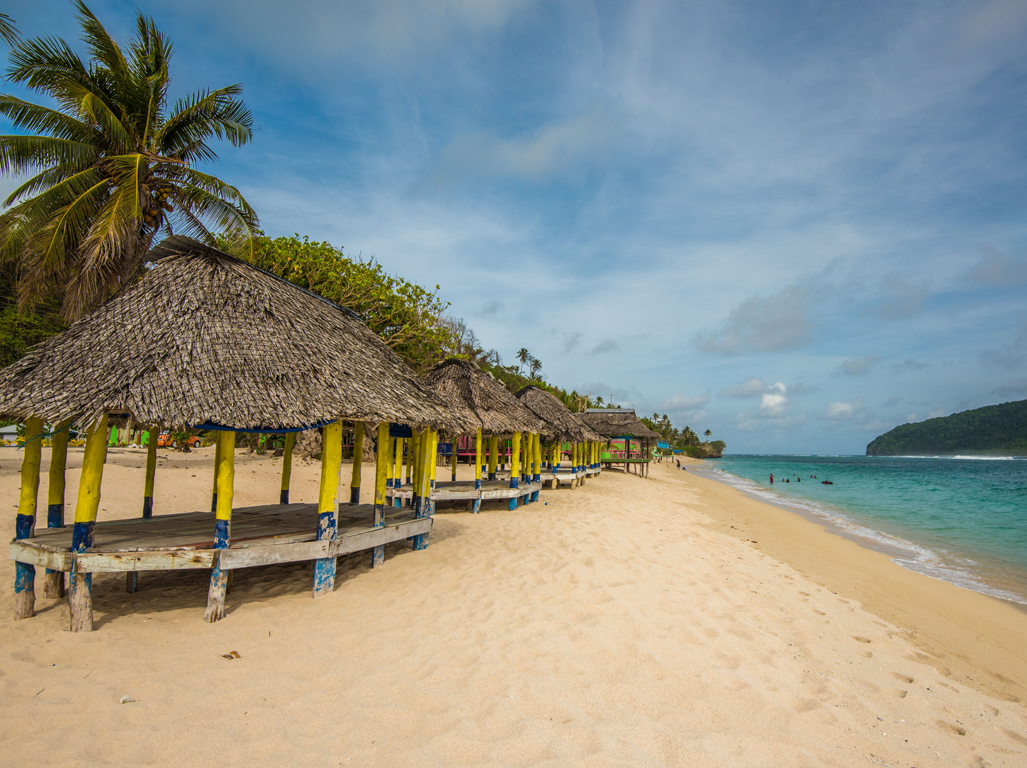 この美しい砂浜が続くビーチにならぶ小さなファレは、旅行者用の宿泊施設です