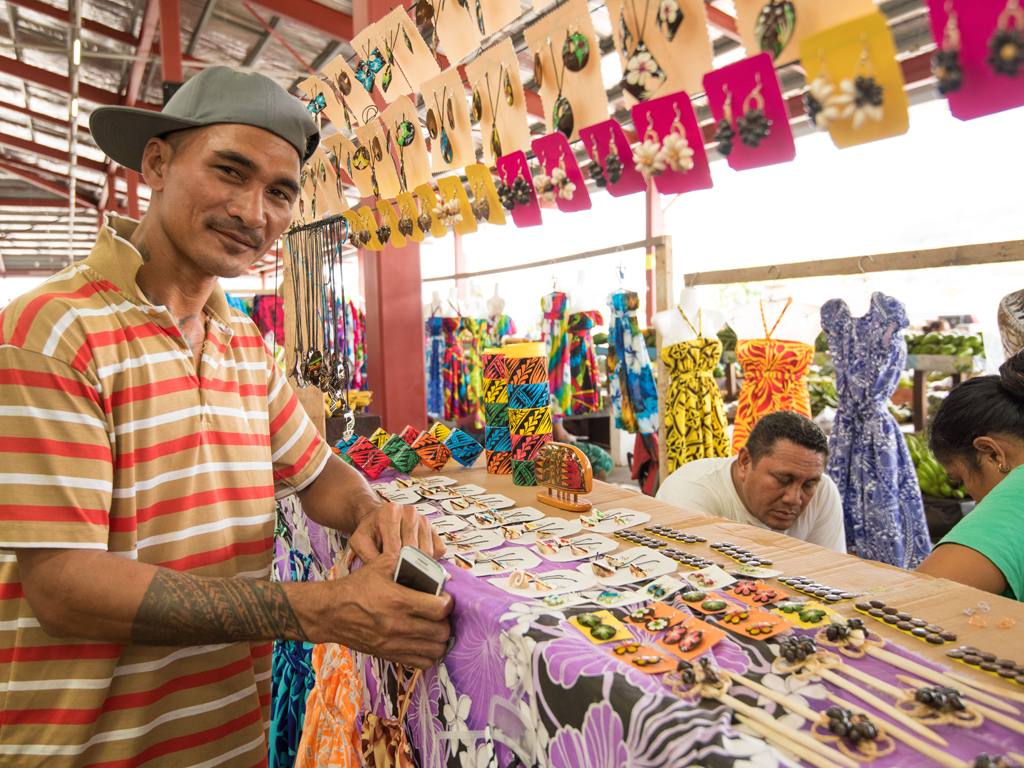 サモアの中心地アピアにあるタウンマーケットでは、生活用品のほか南国ムード満点のアクセサリーなど様々なお土産品も並んでいます