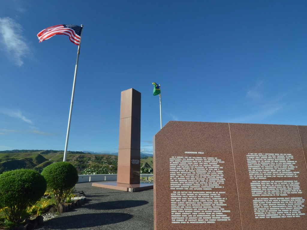 町を見下ろす高台に建つ米国建立の戦争慰霊公園、戦闘の記録を刻んだ石板が配されています