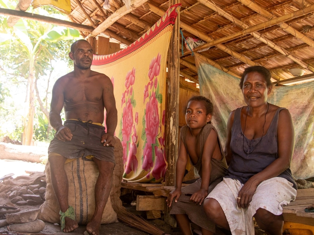 民族色豊かな人々が住むガダルカナル島沖のサボ島へのビレッジツアー