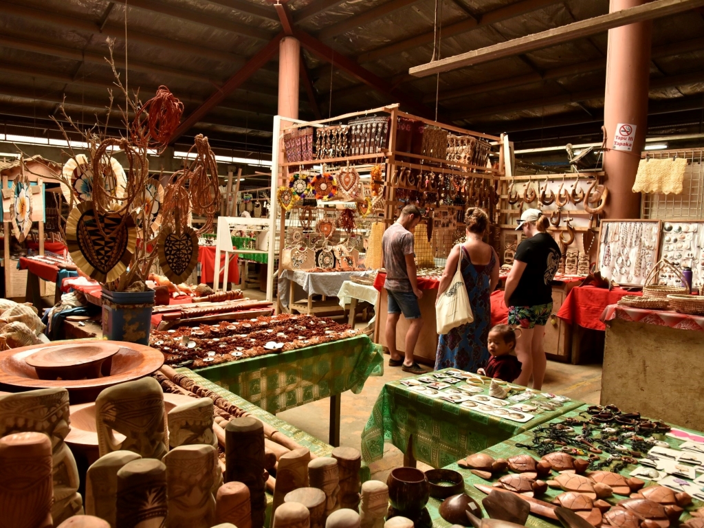 首都ヌクァロファの台所タラマフマーケットには野菜や果物の他、民芸品やアクセサリーなども並んでいます
