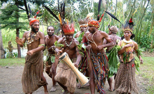チンブー地方に伝わる様々な伝統風習を見て体験していただけるユニークなツアー。チンブー地方は、パプアニューギニア最高峰ウィルヘルム山の南に位置する山岳地帯です。ニューギニア高地の村での生活について知りたい方は必見！
