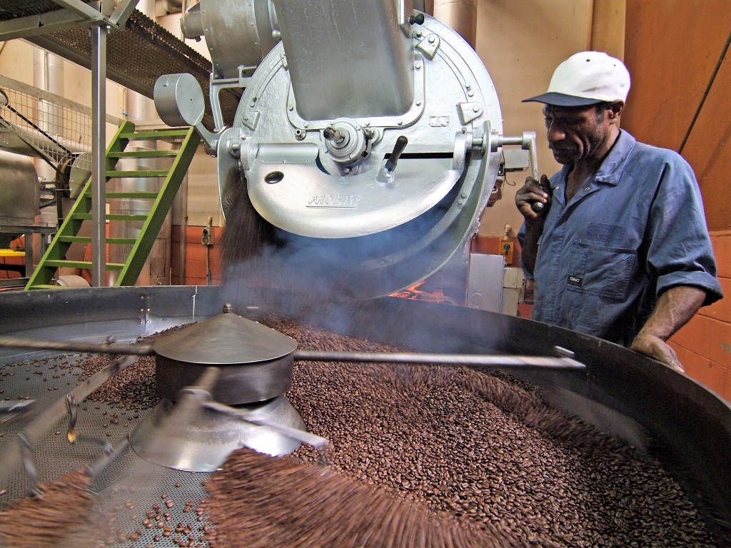 PNG有数のコーヒー産地ゴロカのコーヒー工場、選定した豆を焙煎してパッケージしています