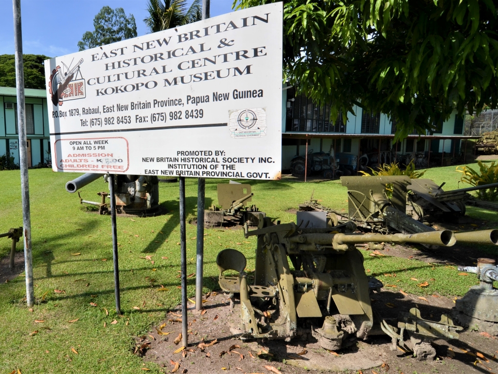 ココポ博物館には太平洋戦争時の飛行機、戦車、大砲、魚雷などが屋外展示され、建物の中には細かな遺物や文書の写しなどが展示されています