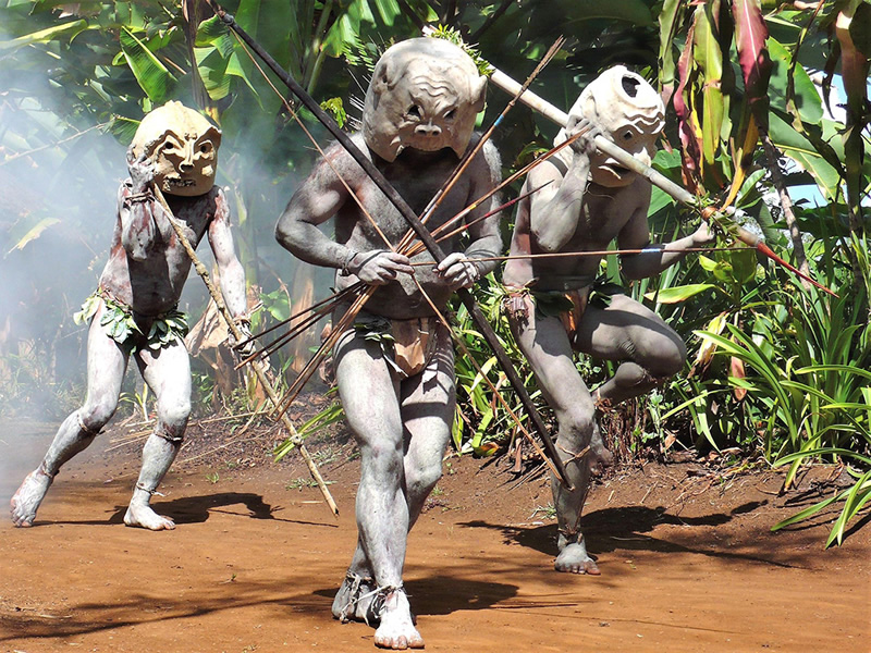アサロ渓谷01パプアニューギニアで最も有名なシンシン（民族舞踏）のマッドマンに会いに行きましょう！郷土料理ムームーのランチも楽しめます、展望ポイントダウロ峠にもご案内！
