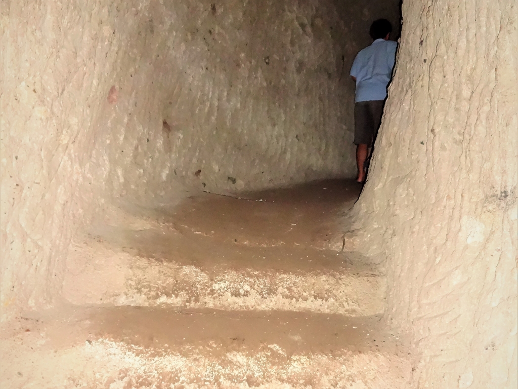 かつて旧日本軍の病院として使用されていたと言われているトンネル基地跡、階段や枝分かれしたトンネルが続いています